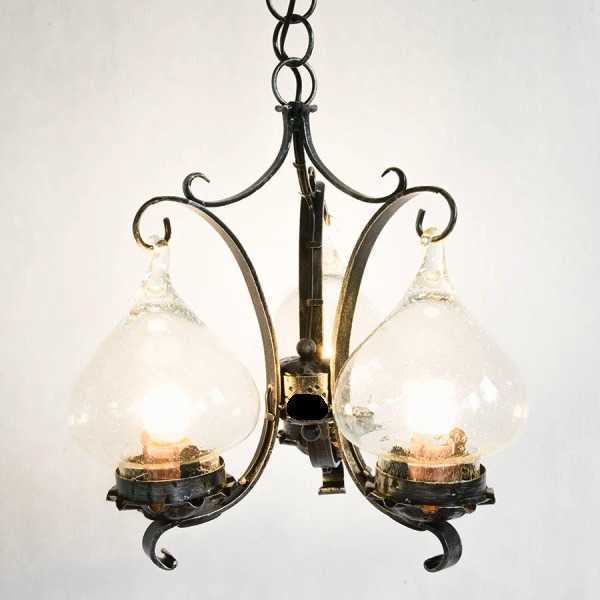 Lampada a sospensione in vetro colorato e ferro battuto, Francia, fine XIX secolo in vendita su