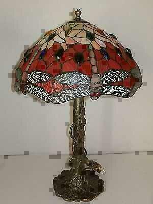 lampada-abatjour-vetro-tiffany-rosso-con-libellule-e-base-liberty-in-ottone.jpg