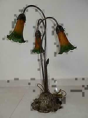 Lampada da tavolo 3 luci in ottone art-nouveau e vetri flute colore  verde-ambra
