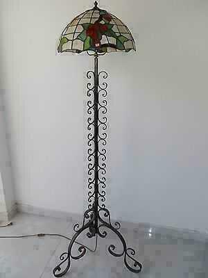 lampada-da-terra-in-ferro-battuto-con-vetro-tiffany-da-40-cm-salotto-soggiorno.jpg