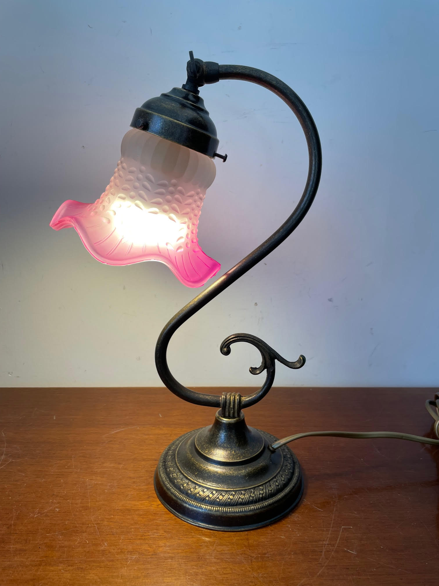 Lampada per comodino in ottone con vetro liberty rosa
