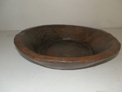 Antico piatto in legno scolpito a mano