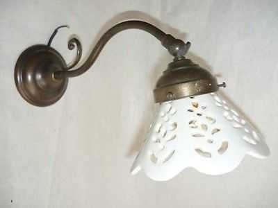 Appliques Lampada da parete in ottone con ceramica traforata bianca 