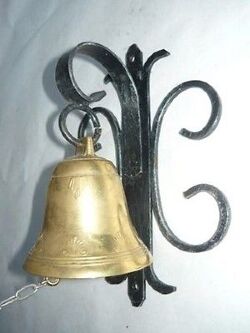 campana-campanello-in-ottone-e-ferro-battuto-da-parete.jpg