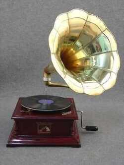grammofono-con-tromba-his-master-s-voice-in-legno-e-ottone-funzionante-quadrato.jpg