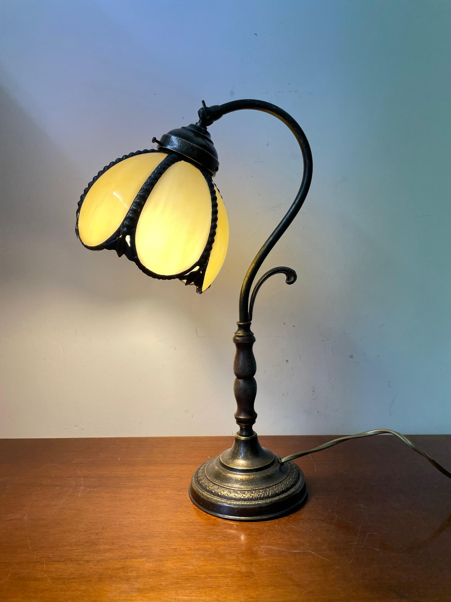Lampada Da Comodino In Vetro Colorato Stile Bohémien – Fatta A Mano, Base In Legno, Connessione USB (15,5 X 12,5 Cm)