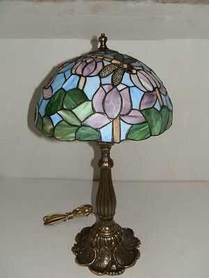 Lampada da tavolo a tronchetto e Tiffany decorato con fiori di loto  libellule