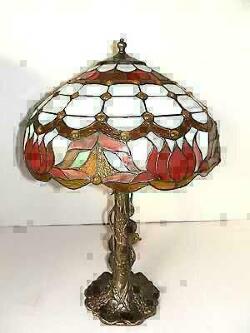 lampada-abatjour-vetro-tiffany-rosso-con-inserti-e-base-liberty-in-ottone-edera.jpg