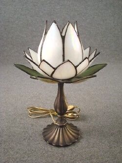 lampada-da-tavolo-abat-jour-in-ottone-e-vetro-tiffany-tulipano-bianco.jpg