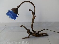 lampada-da-tavolo-con-donna-sdraiata-stile-liberty-in-bronzo-con-vetro-blu.jpg