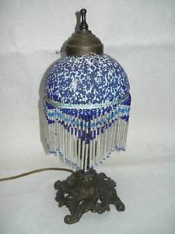lampada-da-tavolo-in-ottone-con-vetro-a-perline-blu.jpg