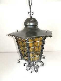 lampadario-lanterna-lampada-esagonale-con-vetri-gialli-in-ferro-battuto.jpg