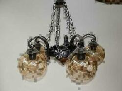 lampadario-rustico-a-5-luci-in-legno-e-ferro-con-vetri-e-catena-da-appendere.jpg