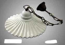 lampadario-sospensione-catena-ottone-e-piatto-bianco-ceramica-ondulata-30-cm.jpg