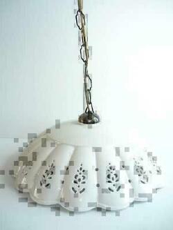 lampadario-sospensione-catena-ottone-o-ferro-in-ceramica-traforata-bianca.jpg