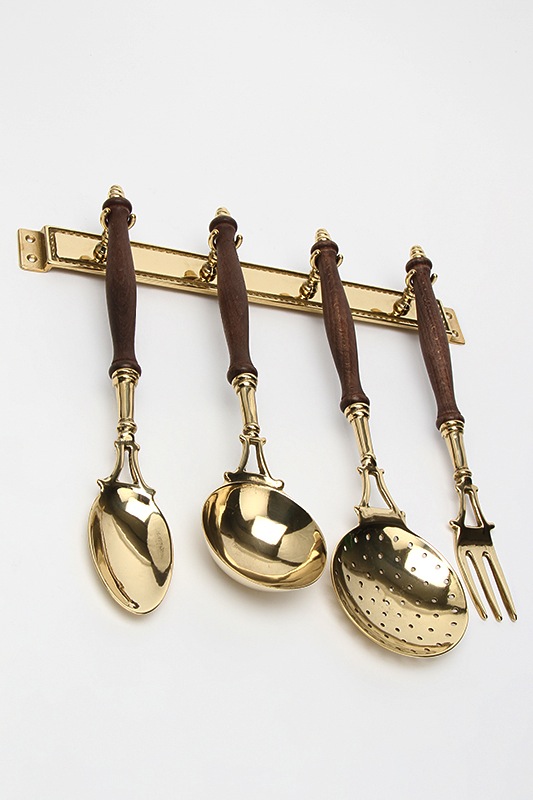 Set mestoli da cucina in ottone lucido con manici in legno