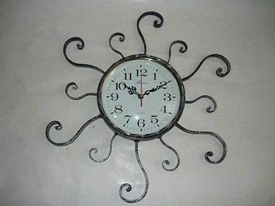 Orologio in ferro battuto con volute e riccioli
